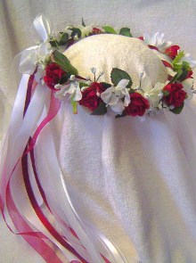 Beautiful white and red roses on Molly's wreath.
