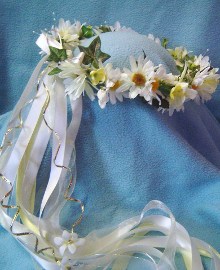 White and ivory daisies mixed with ivy-Polly's crown.